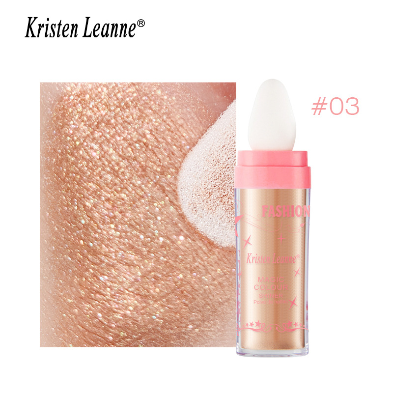 Polvodehadas applies a powder that brightens the entire face, creating a natural, three-dimensional highlight with a shimmering effect, enhancing the skin tone.