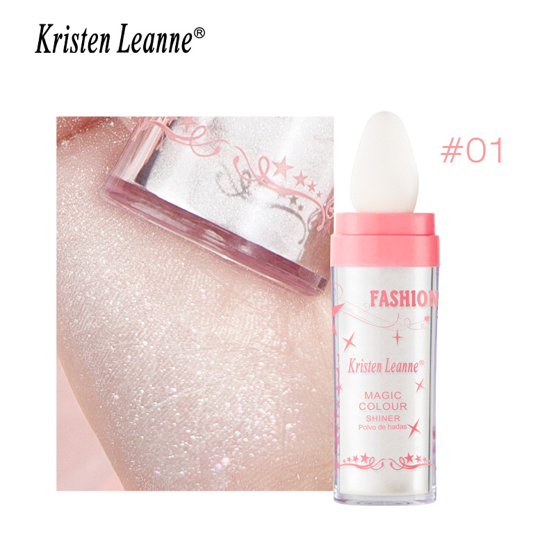 Polvodehadas applies a powder that brightens the entire face, creating a natural, three-dimensional highlight with a shimmering effect, enhancing the skin tone.