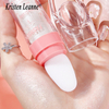 Polvodehadas applies a powder that brightens the entire face, creating a natural, three-dimensional highlight with a shimmering effect, enhancing the skin tone.